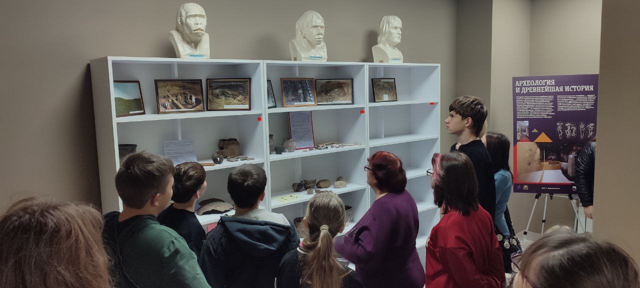 Школьники на каникулах посетили Перевальский районный исторический музей Школьники на каникулах посетили Перевальский районный исторический музей