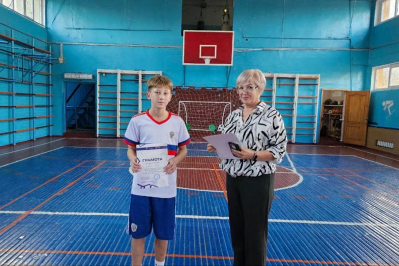 Первые играют в мини-футбол Первые играют в мини-футбол