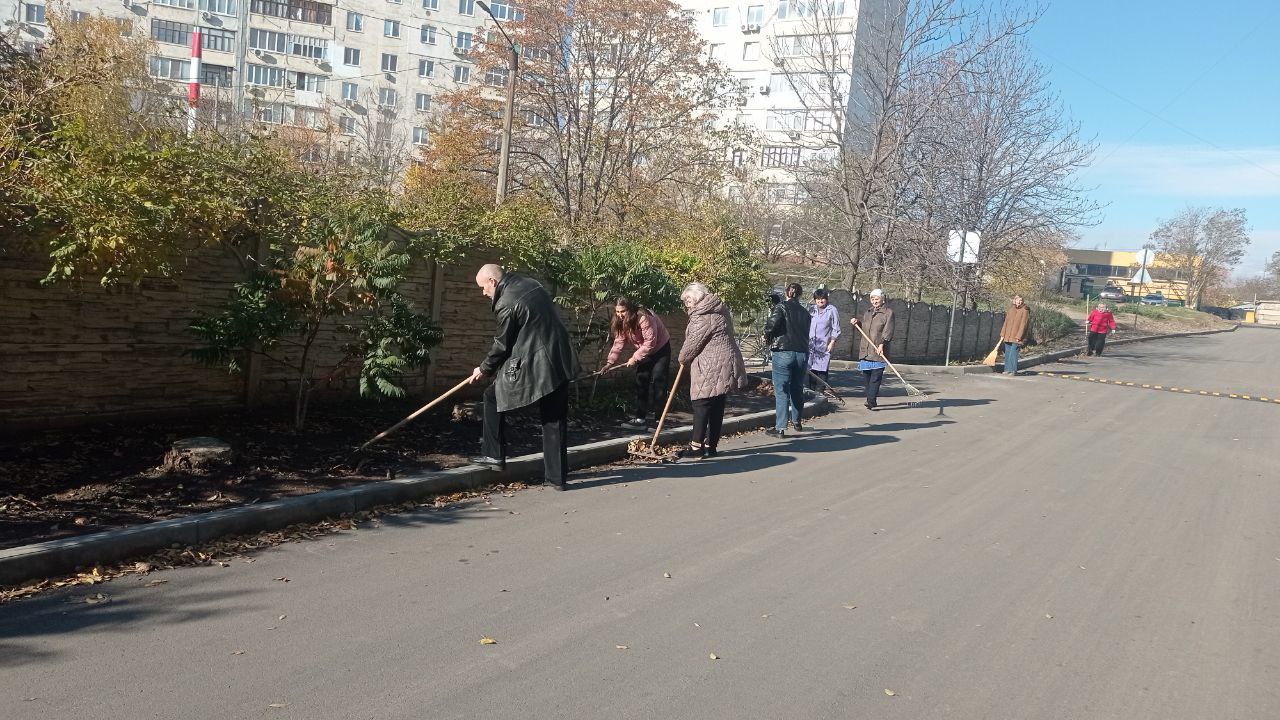 31 октября образовательные учреждения Краснодонщины активно приняли участие в общемуниципальном субботнике, нацеленном на улучшение санитарного состояния округа 31 октября образовательные учреждения Краснодонщины активно приняли участие в общемуниципальном субботнике, нацеленном на улучшение санитарного состояния округа