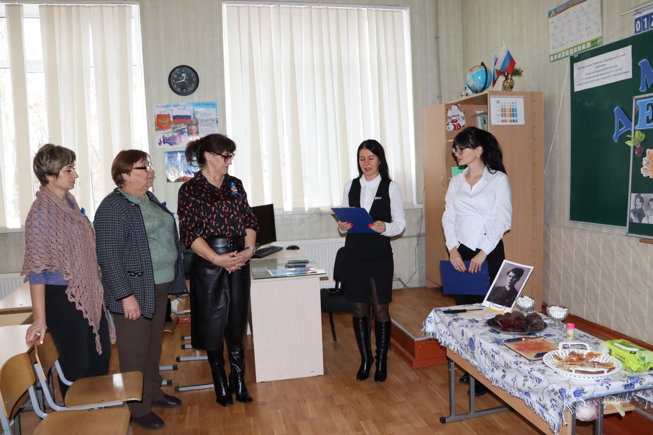 Стаханов встречал участников Республиканской конференции по вопросам трудового воспитания молодежи Стаханов встречал участников Республиканской конференции по вопросам трудового воспитания молодежи