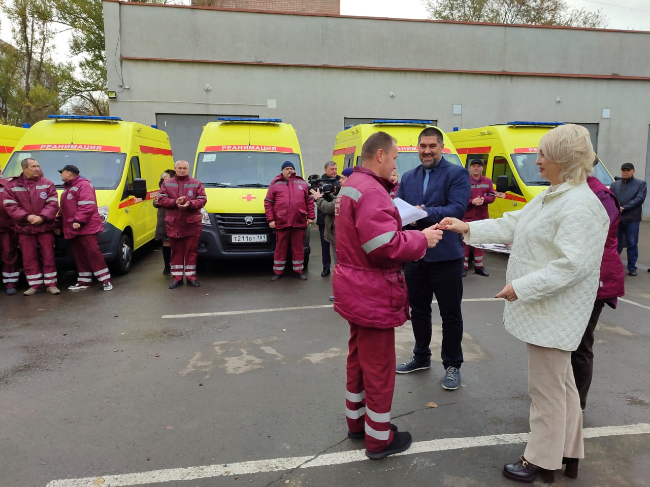 Еще фото с торжественного вручения ключей от автомобилей в Луганском республиканском центре экстренной медицинской помощи и медицины катастроф Еще фото с торжественного вручения ключей от автомобилей в Луганском республиканском центре экстренной медицинской помощи и медицины катастроф