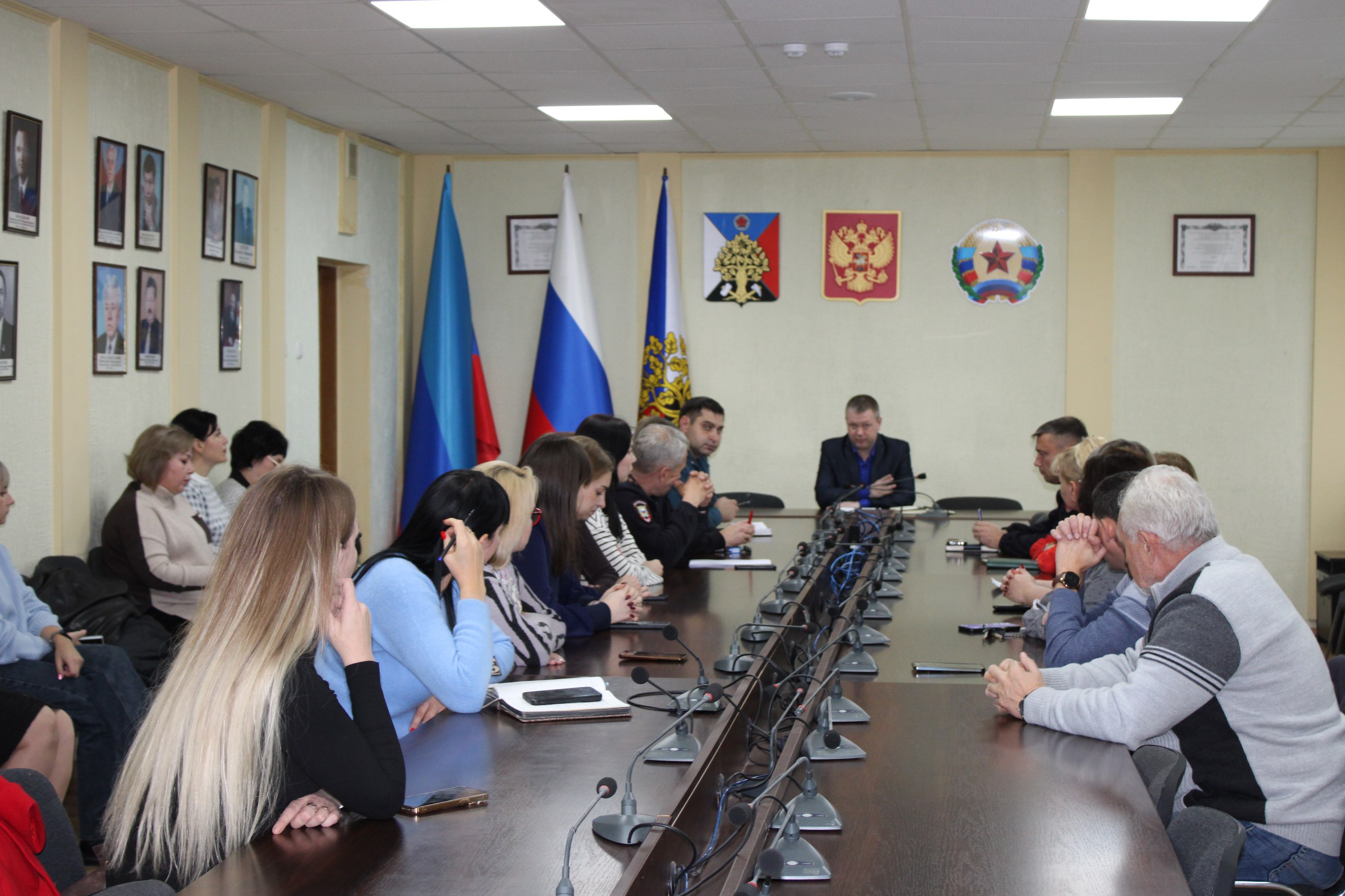 Представители ОМВД России Ровеньковский провели встречу с сотрудниками Администрации городского округа по вопросам кибермошенничества