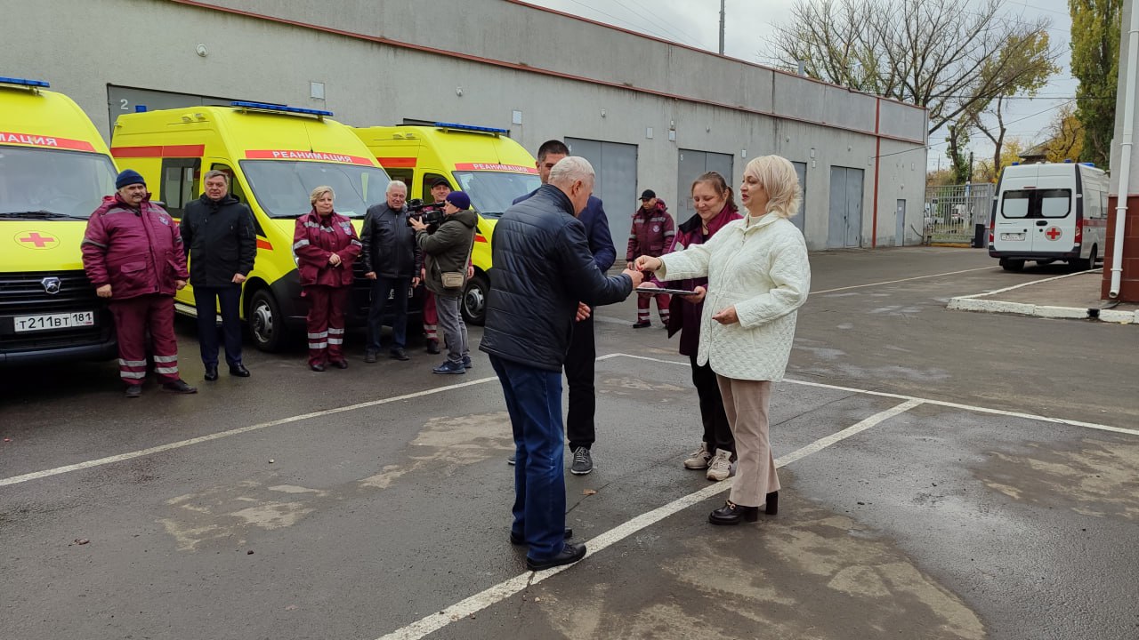Еще фото с торжественного вручения ключей от автомобилей в Луганском республиканском центре экстренной медицинской помощи и медицины катастроф Еще фото с торжественного вручения ключей от автомобилей в Луганском республиканском центре экстренной медицинской помощи и медицины катастроф