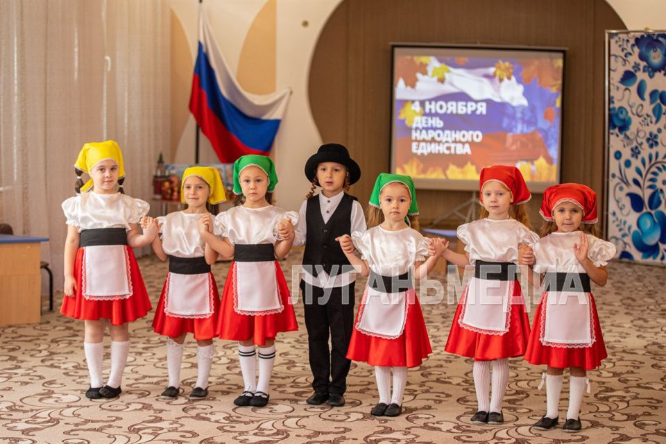 В преддверии Дня народного единства в Луганском детском саду № 2 состоялся праздничный концерт с участием гостей из Тульской области В преддверии Дня народного единства в Луганском детском саду № 2 состоялся праздничный концерт с участием гостей из Тульской области