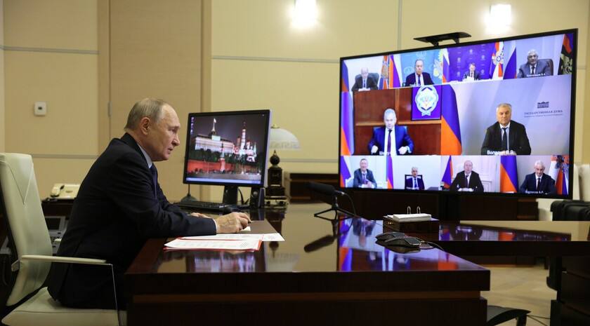 Президент России Владимир Путин обсудил с постоянными членами Совбеза обеспечение работы оборонно-промышленного комплекса