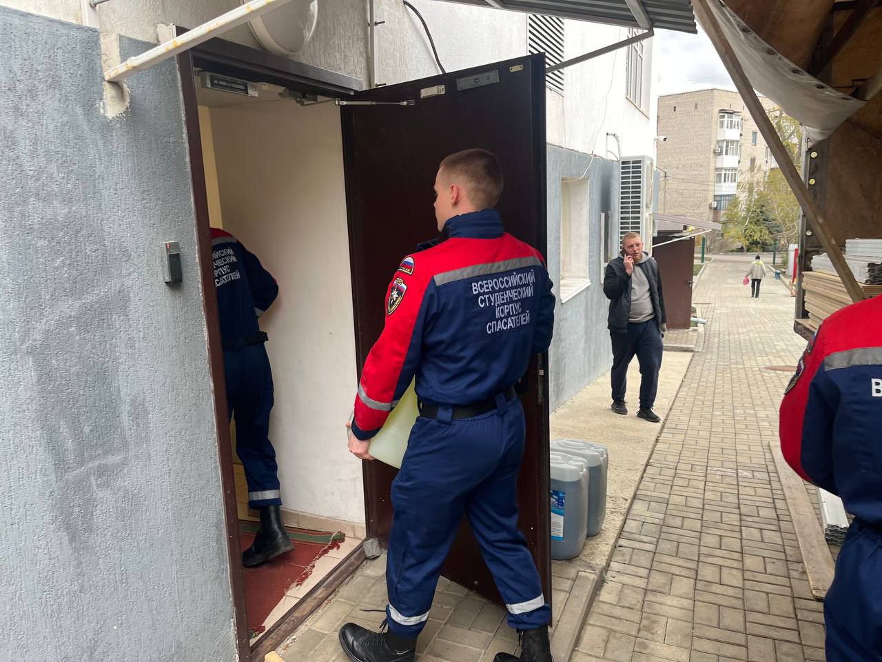 Сегодня добровольцы ССО "Молодогвардеец" ЛугРО ВСКС, студенты КФИиМ (филиал) ЛГУ им.В.Даля оказали помощь МБУ ДО "Краснодонская спортивная школа №1" в разгрузке средств для очистки и обеззараживания воды в бассейне, которые...