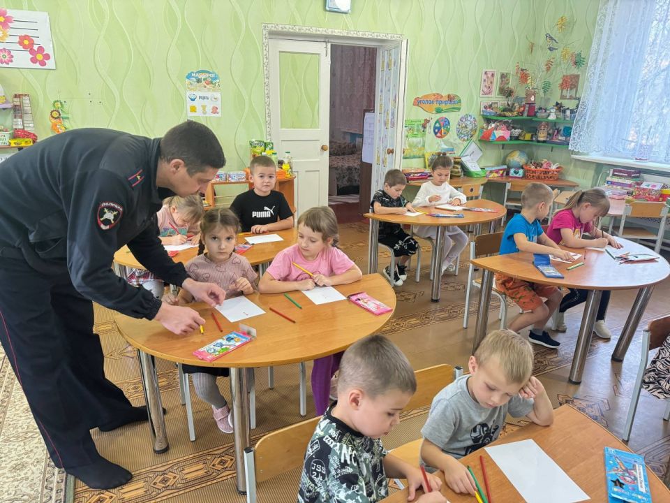 Сотрудники ОГИБДД ОМВД России «Краснодонский» провели познавательное занятие с воспитанниками детского сада "Ивушка", посвящённое правилам дорожного движения и безопасному поведению на дороге Сотрудники ОГИБДД ОМВД России «Краснодонский» провели познавательное занятие с воспитанниками детского сада "Ивушка", посвящённое правилам дорожного движения и безопасному поведению на дороге