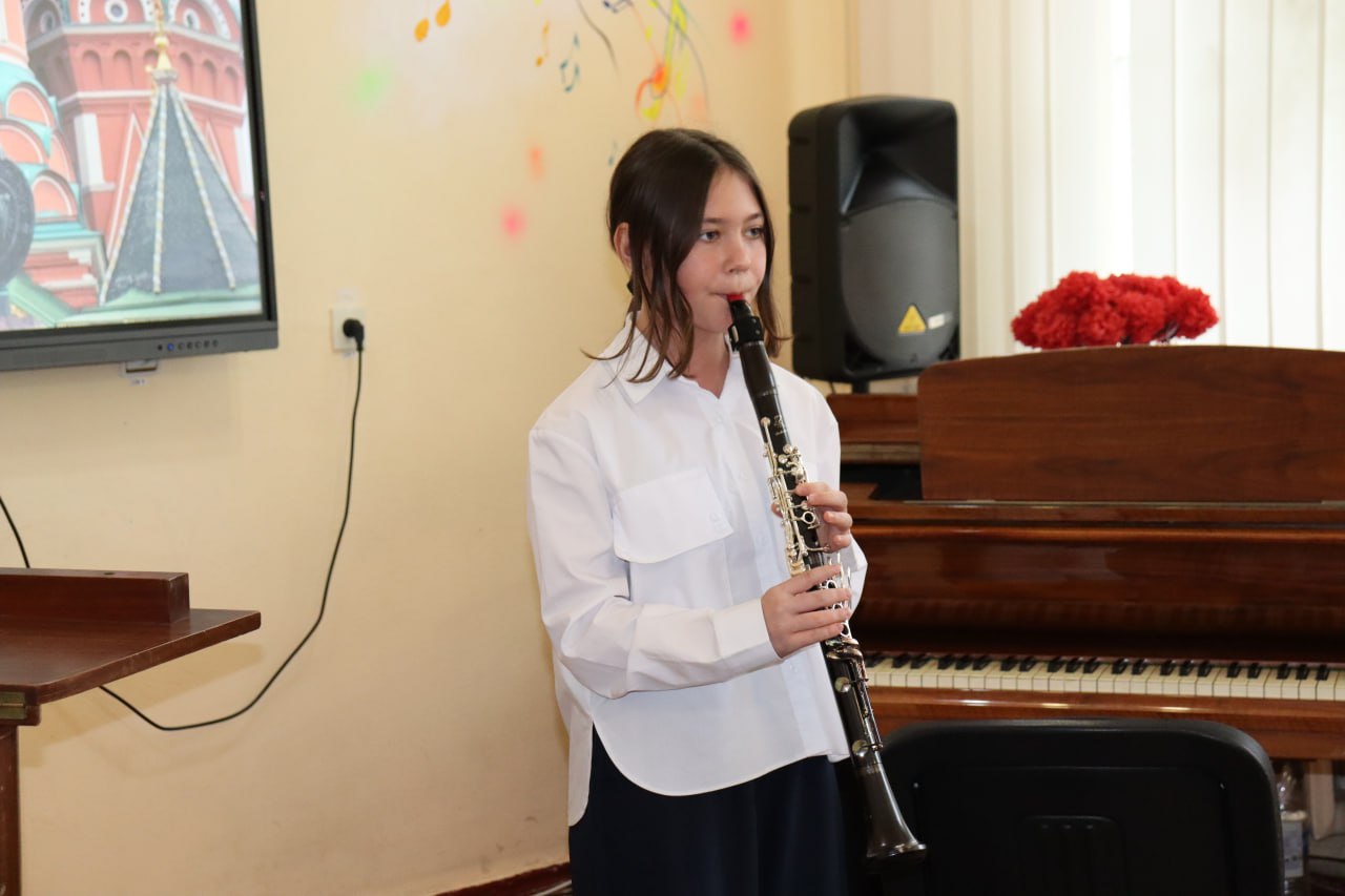 В Антрацитовской детской музыкальной школе состоялся историко-музыкальный экскурс «Мы - народ и мы едины», приуроченный ко Дню народного единства В Антрацитовской детской музыкальной школе состоялся историко-музыкальный экскурс «Мы - народ и мы едины», приуроченный ко Дню народного единства