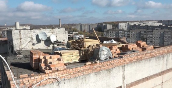 Продолжается капительный ремонт кровли на Шевченко, 42. На втором подъезде демонтируют 3 аварийных плиты