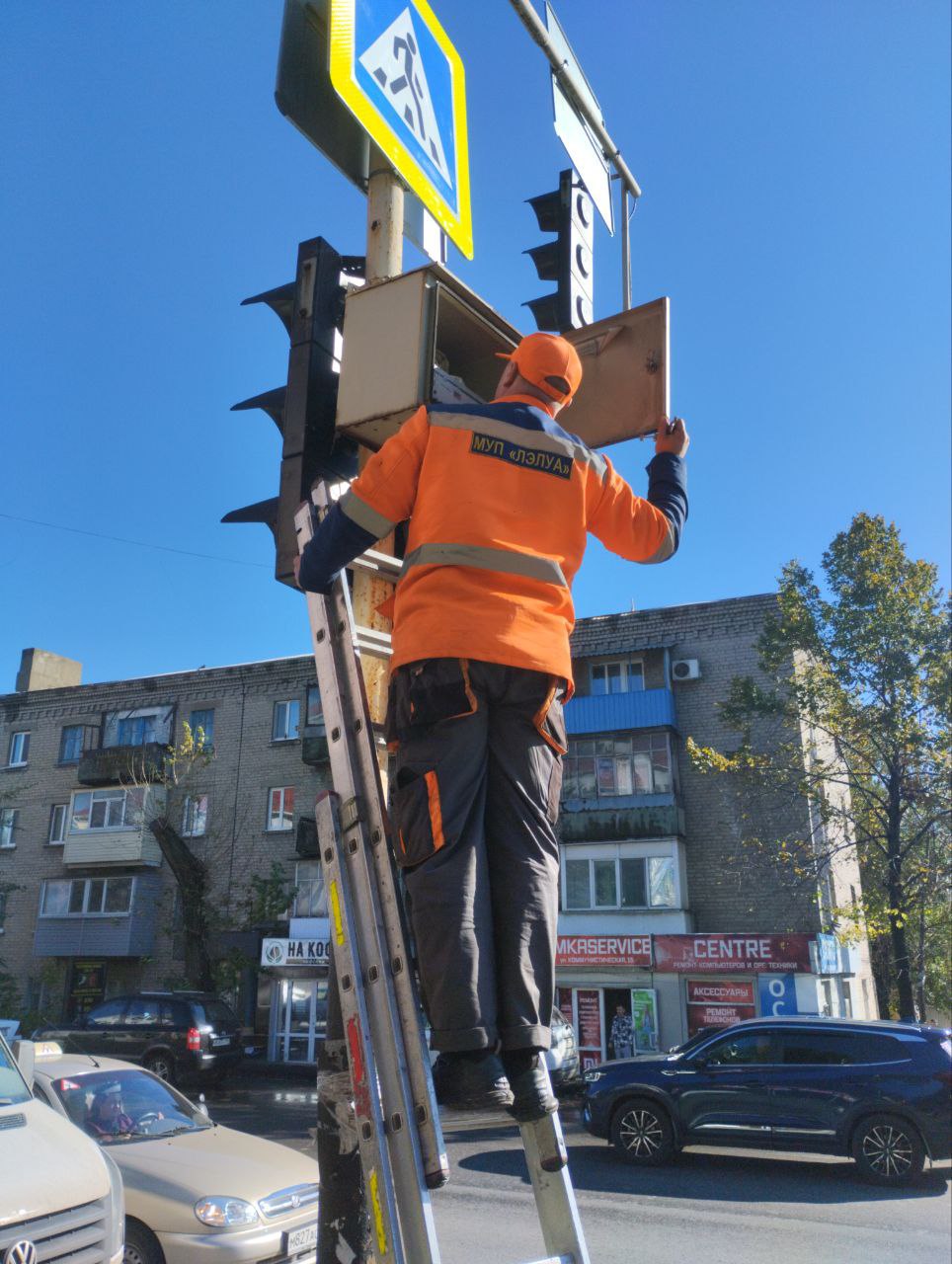 Внимание!. Администрация городского округа город Ровеньки Луганской Народной Республики информирует, что подрядной организацией проводятся работы по устранению неисправностей на светофорных объектах на пересечении ул....