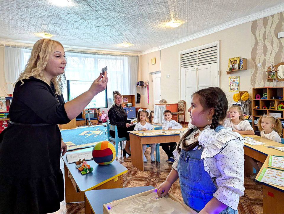 Сегодня в детском саду «Ладушки» прошло открытое занятие кружковой деятельности «Английский для дошколят» Сегодня в детском саду «Ладушки» прошло открытое занятие кружковой деятельности «Английский для дошколят»