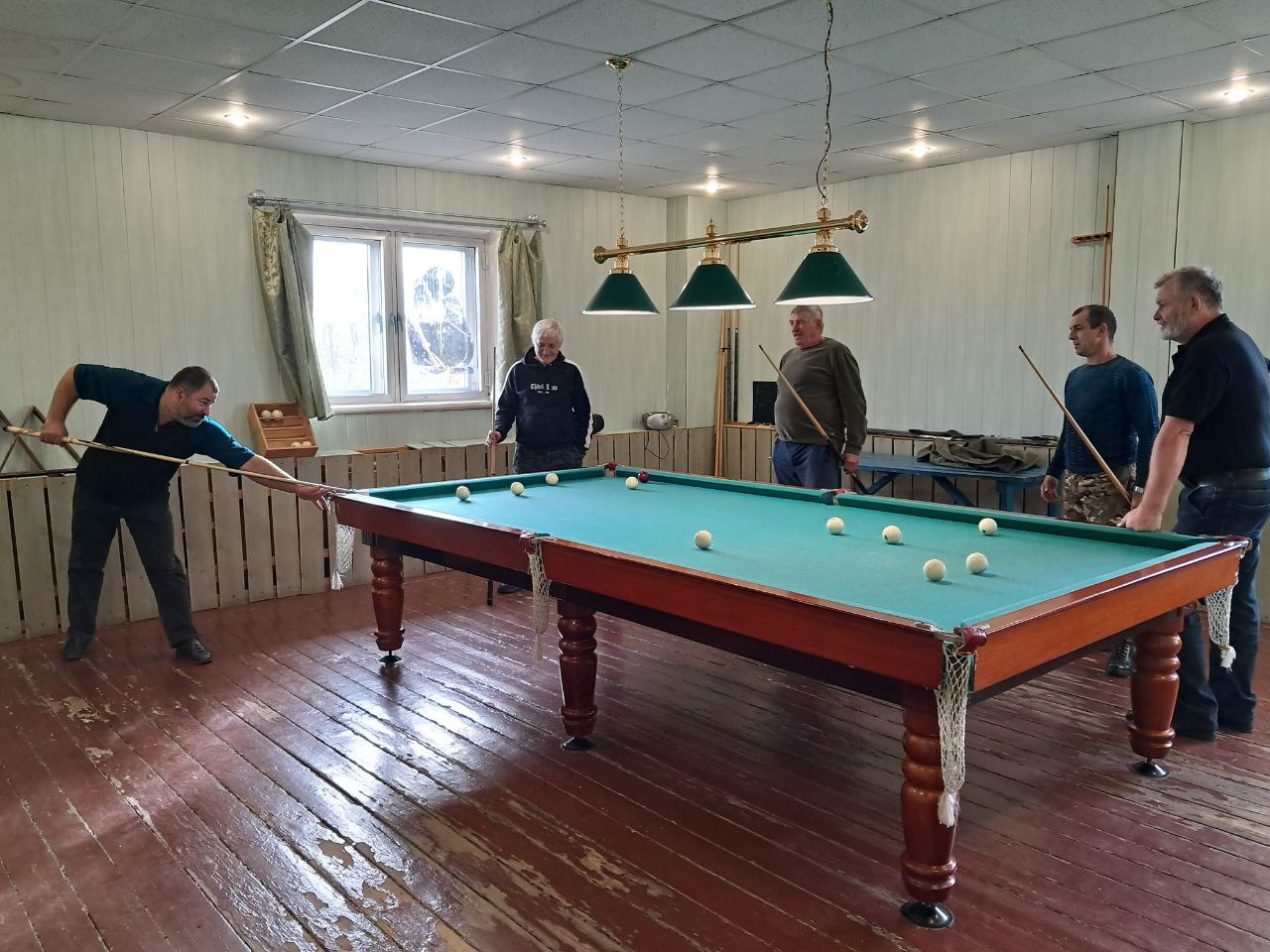 В рамках регионального движения "За медицину здорового долголетия" в Доме культуры им. Горького пгт Ясеновский было проведено мероприятие «Играем в бильярд с друзьями»