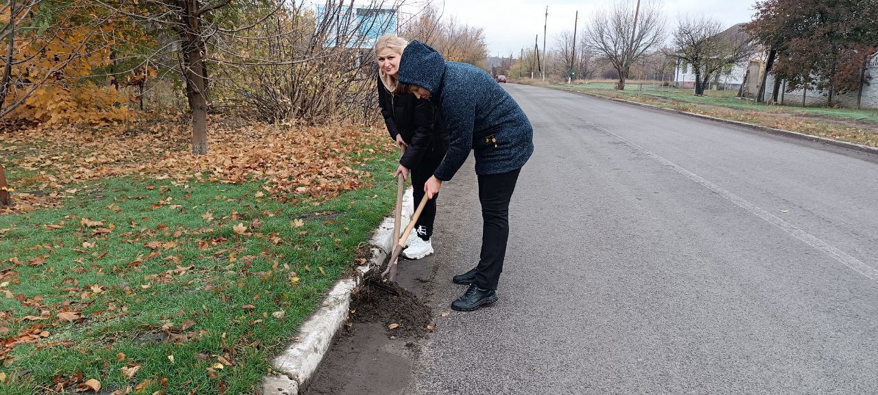 31 октября образовательные учреждения Краснодонщины активно приняли участие в общемуниципальном субботнике, нацеленном на улучшение санитарного состояния округа 31 октября образовательные учреждения Краснодонщины активно приняли участие в общемуниципальном субботнике, нацеленном на улучшение санитарного состояния округа