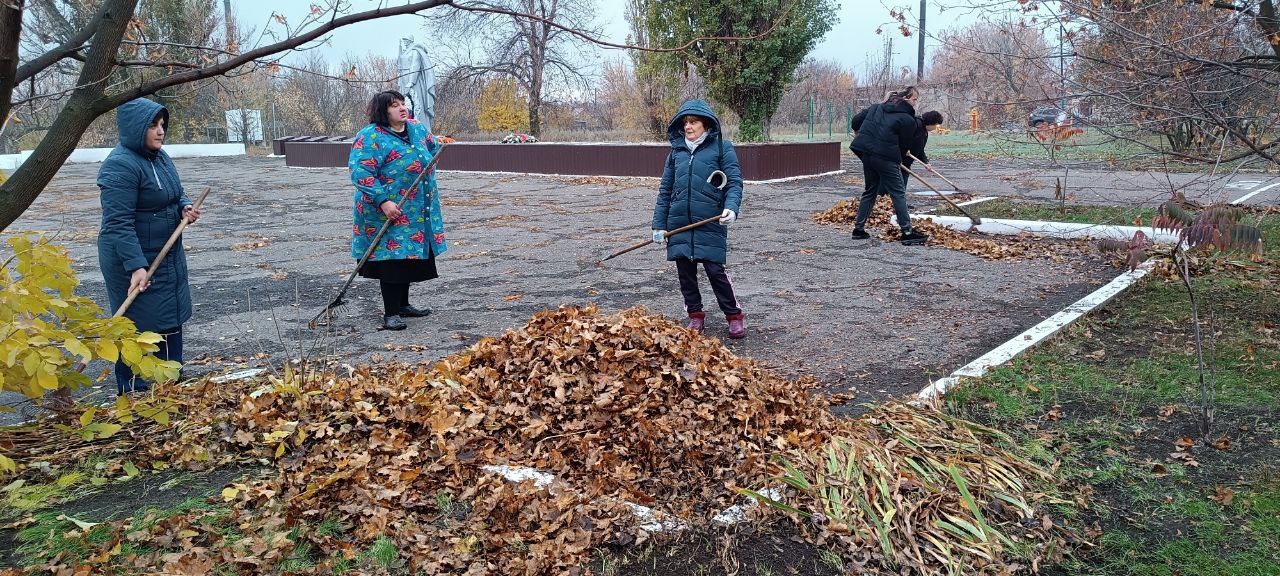 31 октября образовательные учреждения Краснодонщины активно приняли участие в общемуниципальном субботнике, нацеленном на улучшение санитарного состояния округа 31 октября образовательные учреждения Краснодонщины активно приняли участие в общемуниципальном субботнике, нацеленном на улучшение санитарного состояния округа
