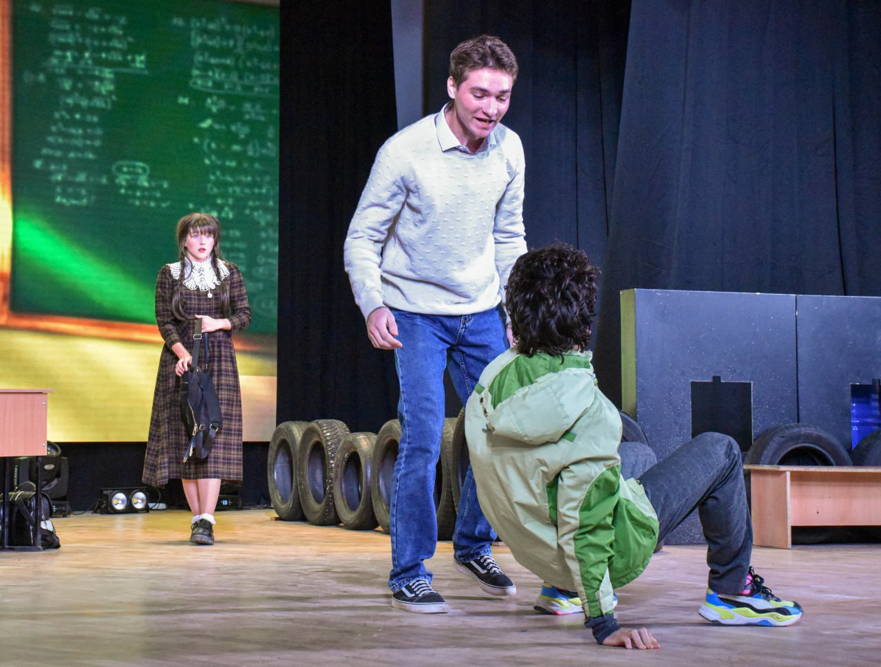 «Детки из клетки»: молодежный спектакль о свободе и взрослении «Детки из клетки»: молодежный спектакль о свободе и взрослении