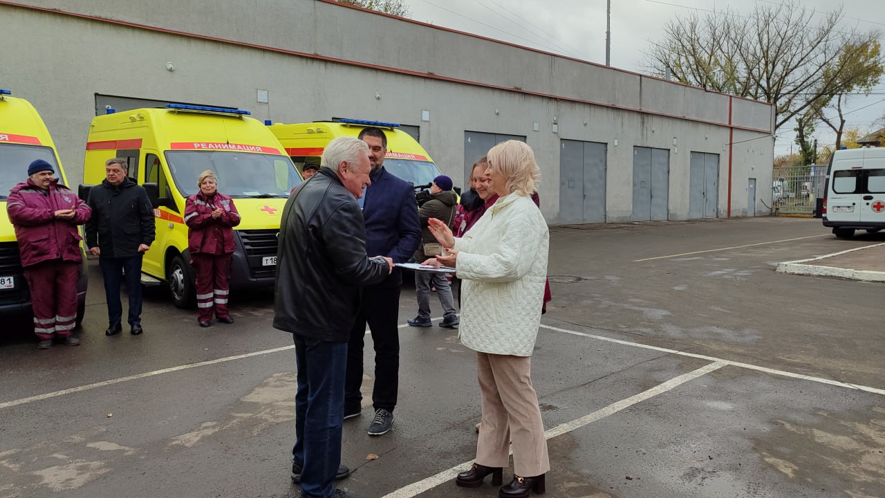 Еще фото с торжественного вручения ключей от автомобилей в Луганском республиканском центре экстренной медицинской помощи и медицины катастроф Еще фото с торжественного вручения ключей от автомобилей в Луганском республиканском центре экстренной медицинской помощи и медицины катастроф