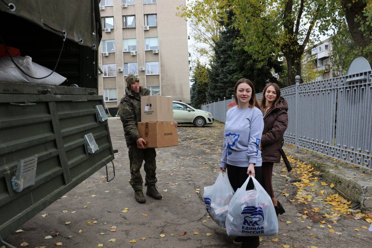 Единороссы передали выпечку и гумпомощь бойцам ко Дню народного единства Единороссы передали выпечку и гумпомощь бойцам ко Дню народного единства