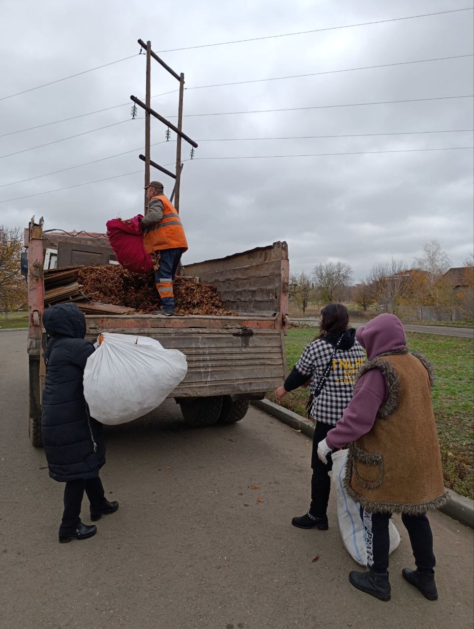 В преддверии Дня народного единства, 31 октября и 1 ноября, на территории Краснодонского муниципального округа пройдет общемуниципальный субботник В преддверии Дня народного единства, 31 октября и 1 ноября, на территории Краснодонского муниципального округа пройдет общемуниципальный субботник