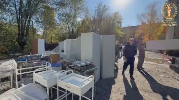Новым госпиталям быть!. Комитет семей воинов отечества ЛНР при поддержке уполномоченного по правам человека в ЛНР Анны Сороки отгрузили важный и нужный груз — медицинскую мебель для госпиталей