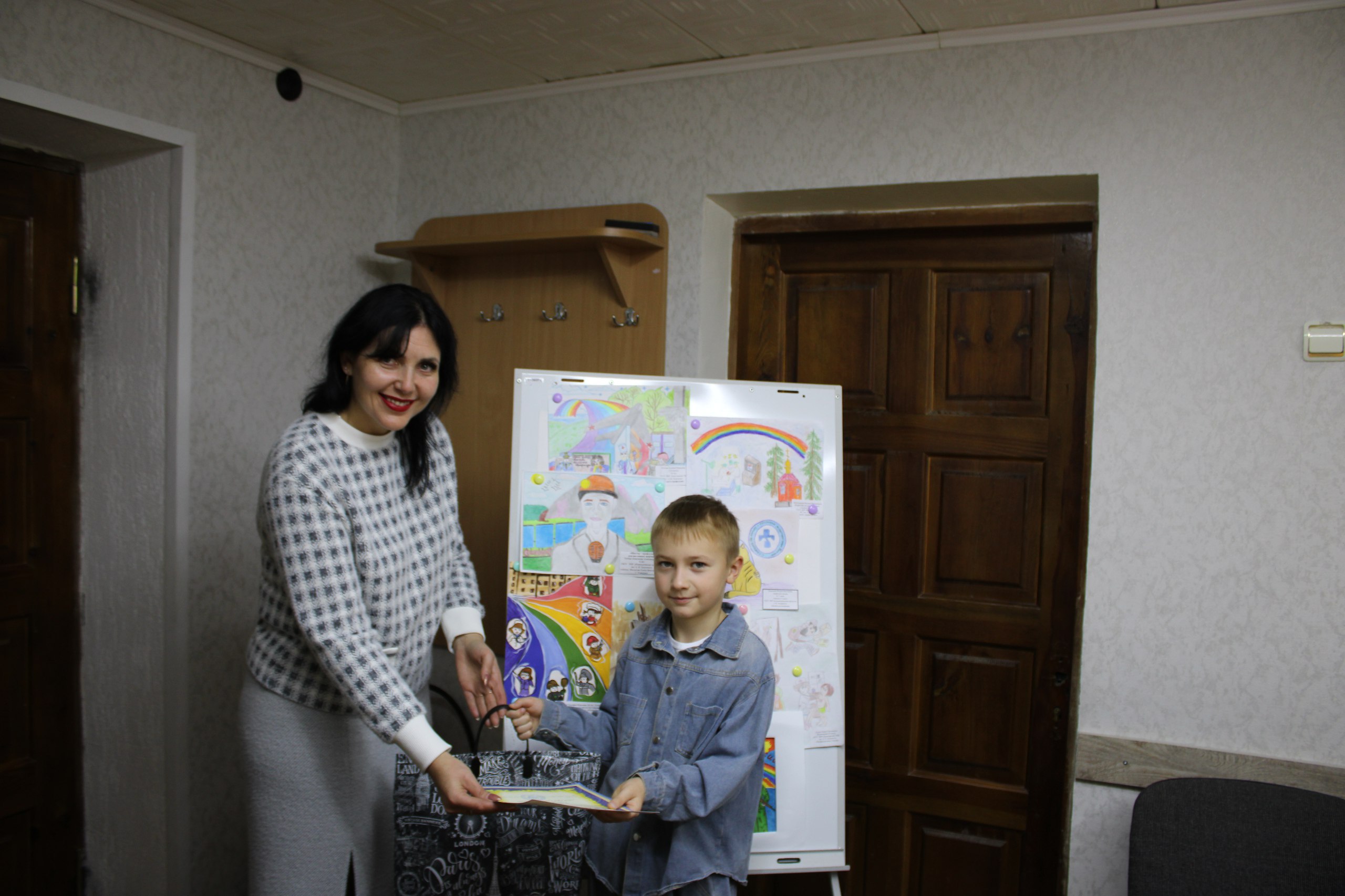 Сегодня при поддержке Совета женщин города Ровеньки "Союза женщин России" в Республиканском центре занятости населения города Ровеньки прошло торжественное награждения победителей ежегодного конкурса рисунка «Мой город в...