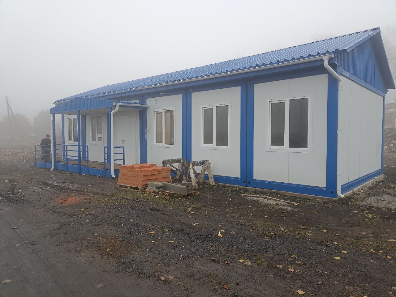 Строительство ФАП в пгт Новодарьевка продолжается