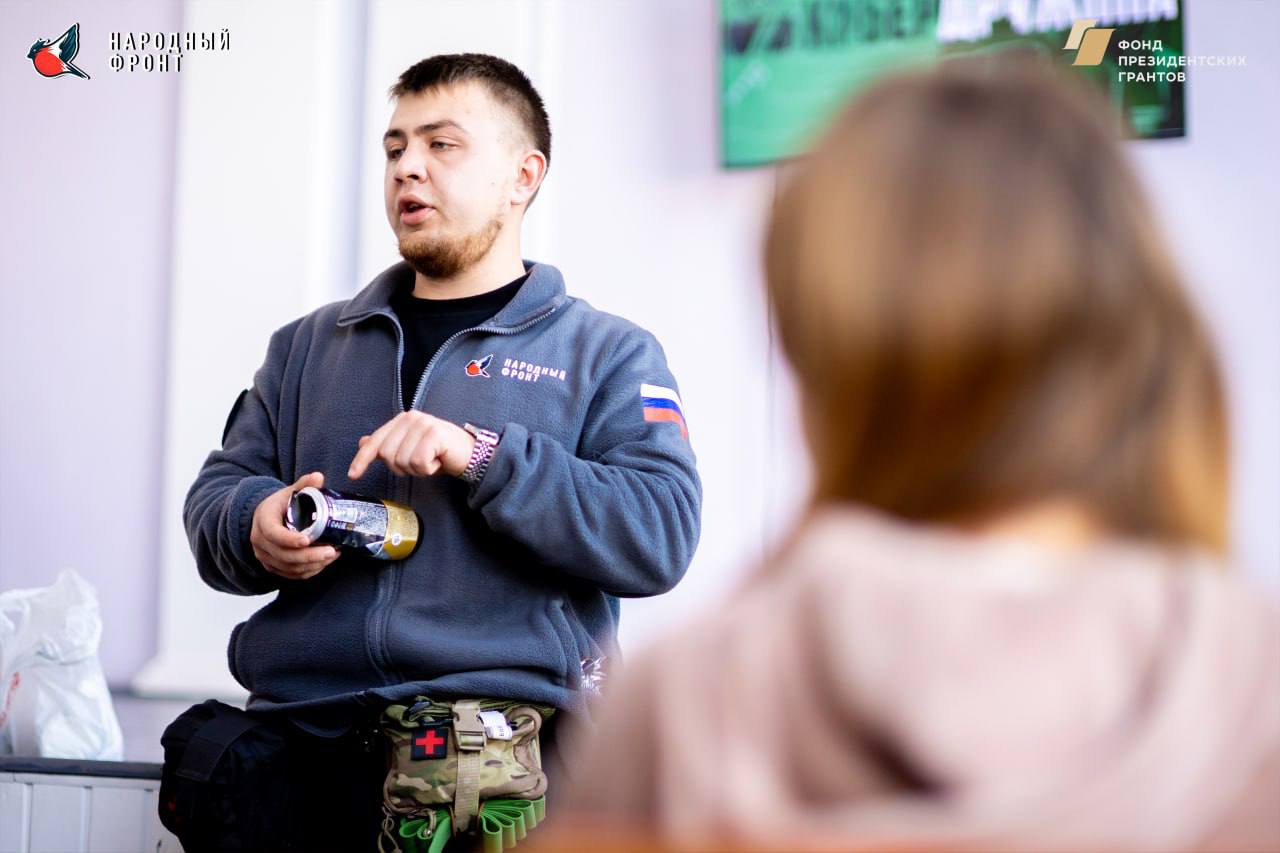 Команда молодёжки НФ рассказала о взрывоопасных предметах студентам колледжа торговли и экономики Команда молодёжки НФ рассказала о взрывоопасных предметах студентам колледжа торговли и экономики