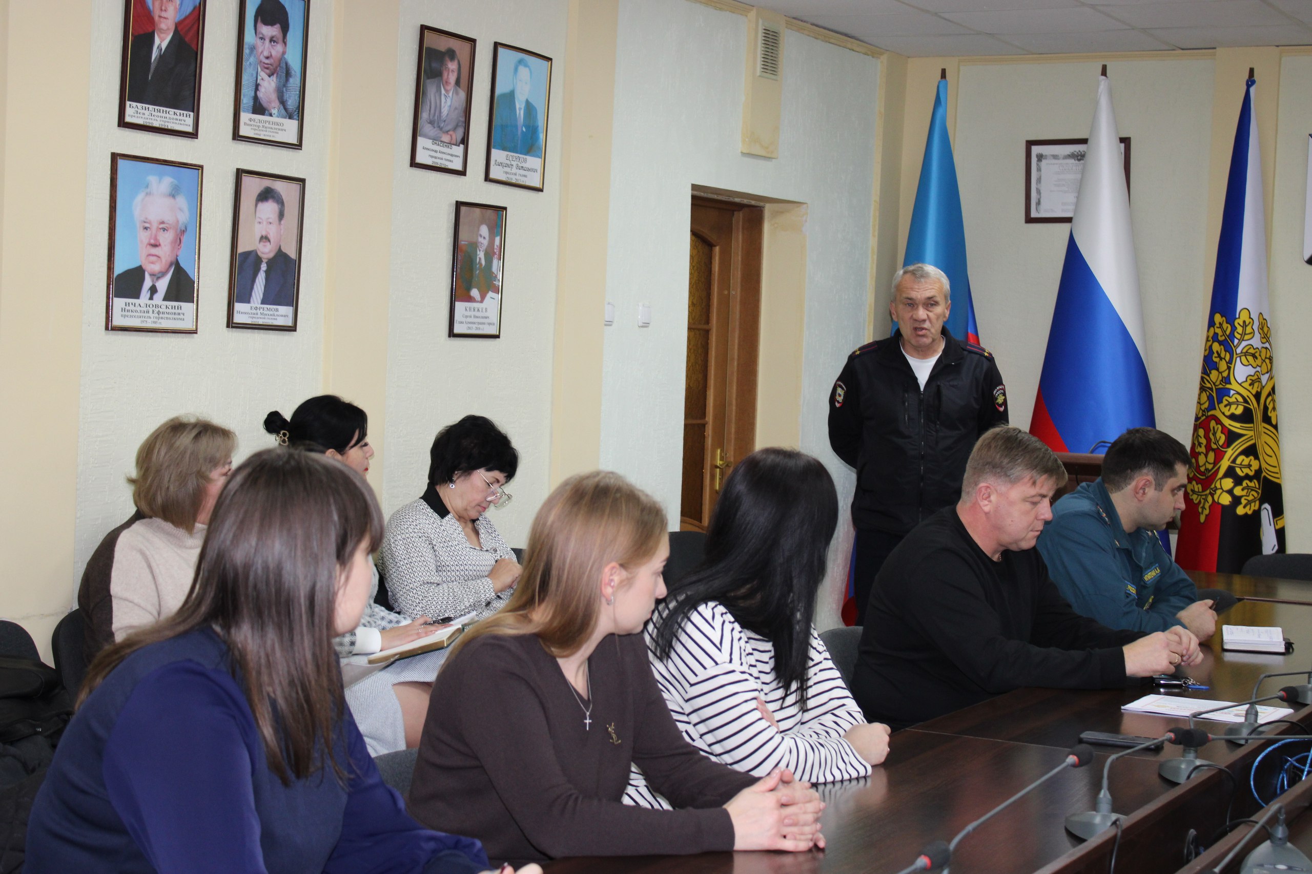 Представители ОМВД России Ровеньковский провели встречу с сотрудниками Администрации городского округа по вопросам кибермошенничества Представители ОМВД России Ровеньковский провели встречу с сотрудниками Администрации городского округа по вопросам кибермошенничества