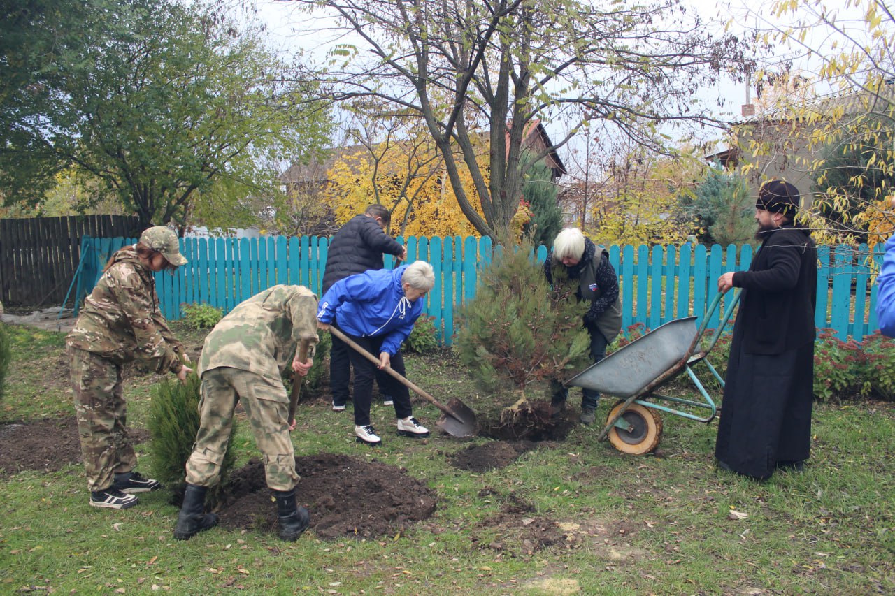 В Славяносербске единороссы высадили «Аллею единства» В Славяносербске единороссы высадили «Аллею единства»
