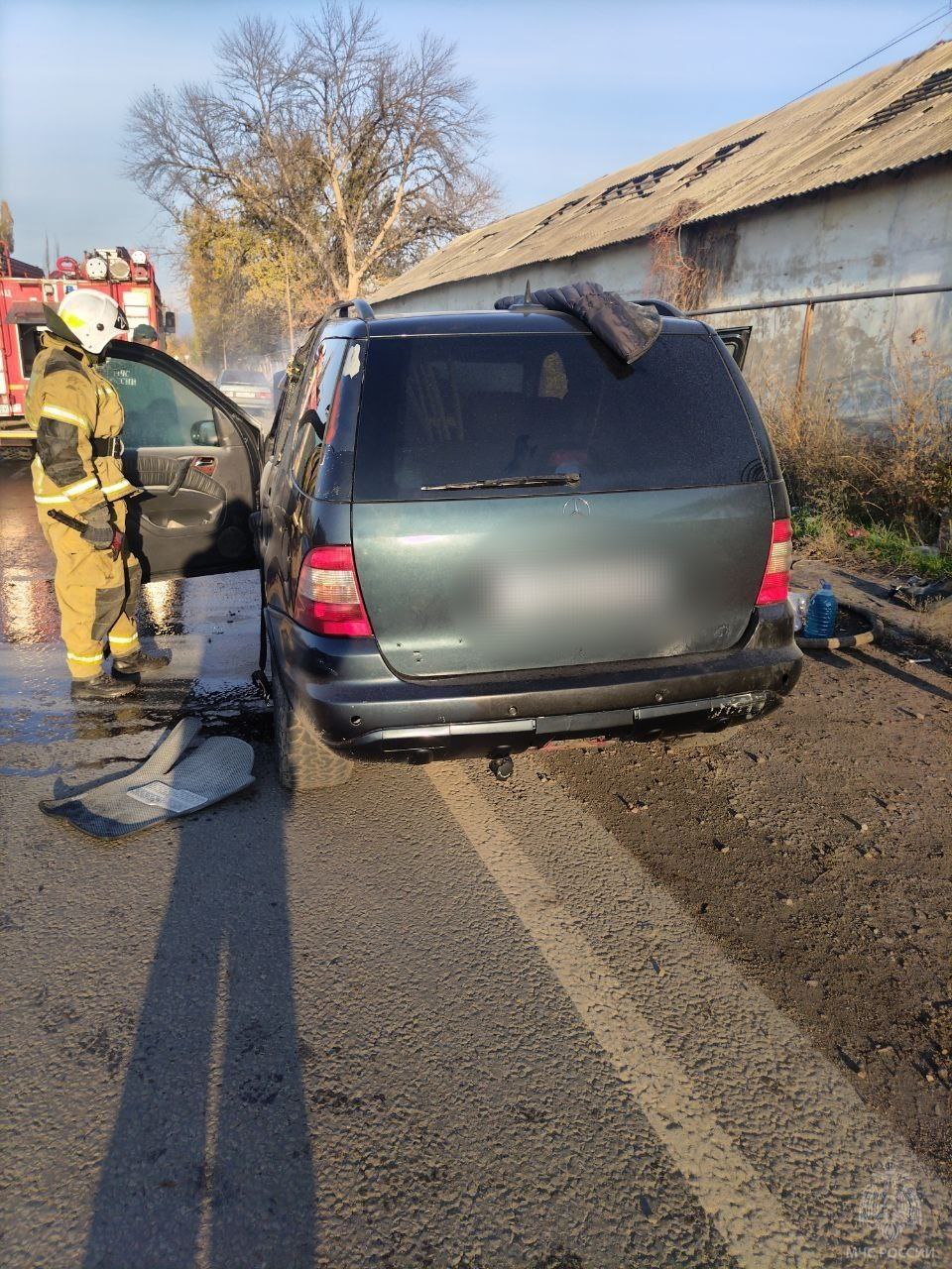 Спасатели МЧС России ликвидировали загорание автомобиля в Лутугино Спасатели МЧС России ликвидировали загорание автомобиля в Лутугино