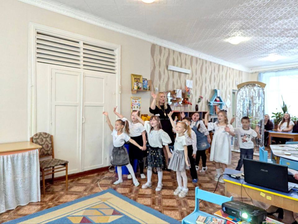 Сегодня в детском саду «Ладушки» прошло открытое занятие кружковой деятельности «Английский для дошколят» Сегодня в детском саду «Ладушки» прошло открытое занятие кружковой деятельности «Английский для дошколят»