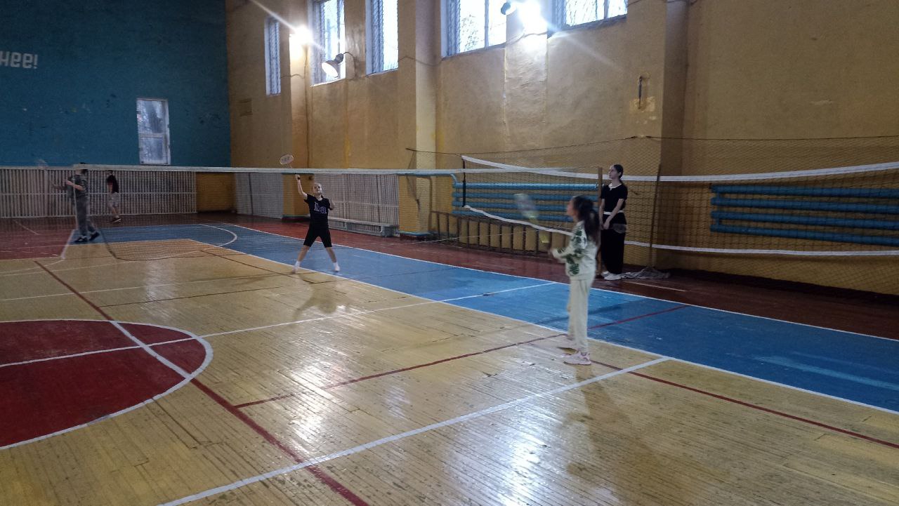 В дни осенних каникул, 29 октября на базе спортзала «Кристалл» Петровского комплекса спортивных сооружений прошли соревнования по бадминтону среди спортсменов секции спорткомплекса В дни осенних каникул, 29 октября на базе спортзала «Кристалл» Петровского комплекса спортивных сооружений прошли соревнования по бадминтону среди спортсменов секции спорткомплекса