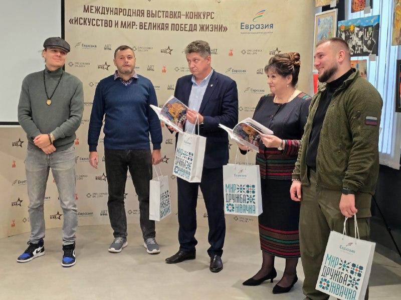 Председатель Совета городского округа Сергей Цемкало принял участие в торжественном открытии международной выставки «Искусство и мир: Великая Победа Жизни»