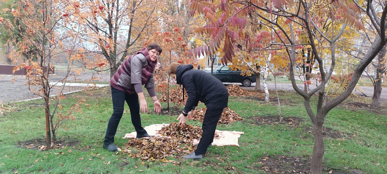 31 октября образовательные учреждения Краснодонщины активно приняли участие в общемуниципальном субботнике, нацеленном на улучшение санитарного состояния округа 31 октября образовательные учреждения Краснодонщины активно приняли участие в общемуниципальном субботнике, нацеленном на улучшение санитарного состояния округа