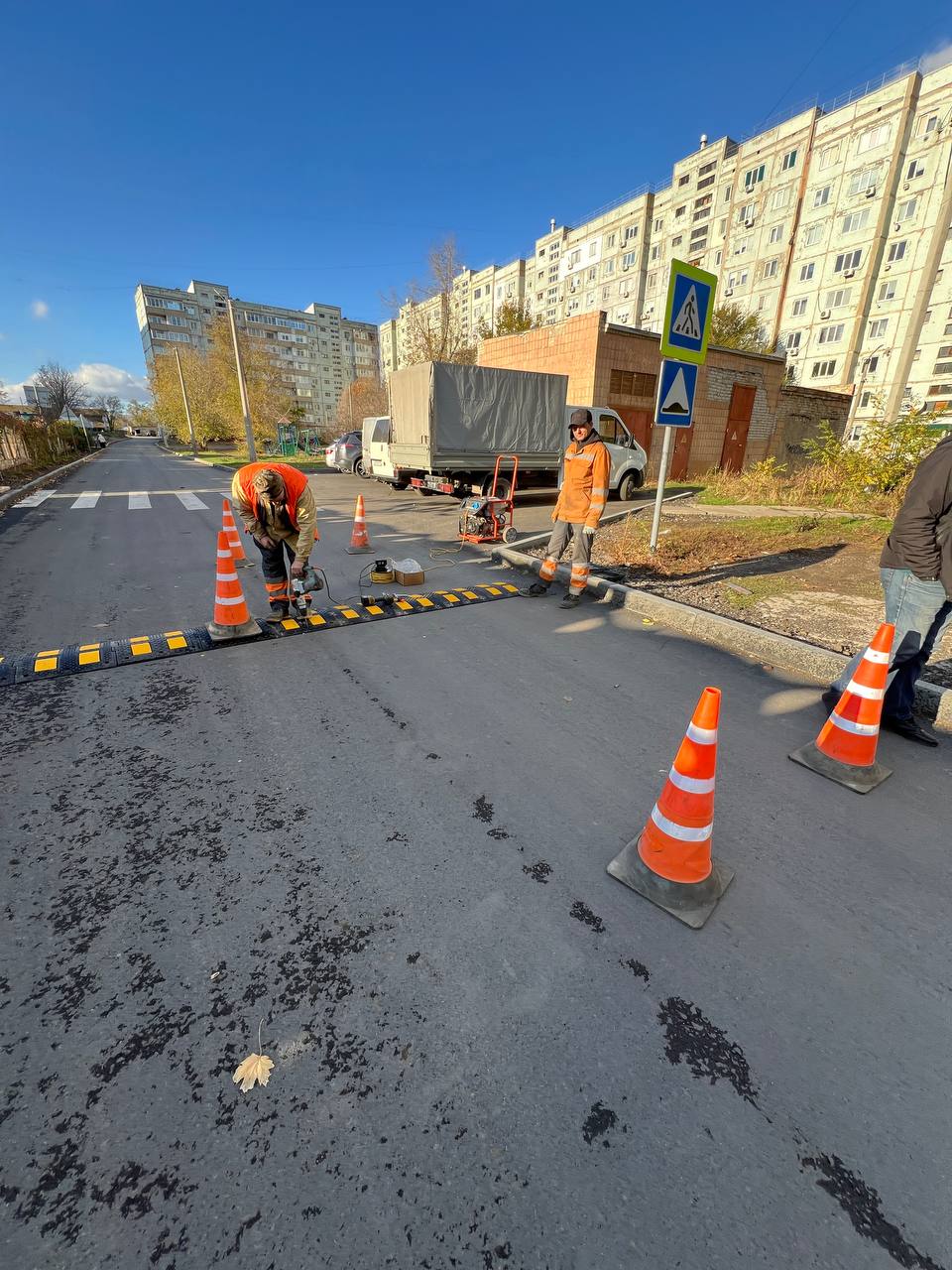 В целях повышения безопасности на дорогах вблизи образовательных учреждений специалисты МУП «Дорожно-эксплуатационное управление» завершили работы по установке искусственных неровностей и соответствующих предупреждающих...