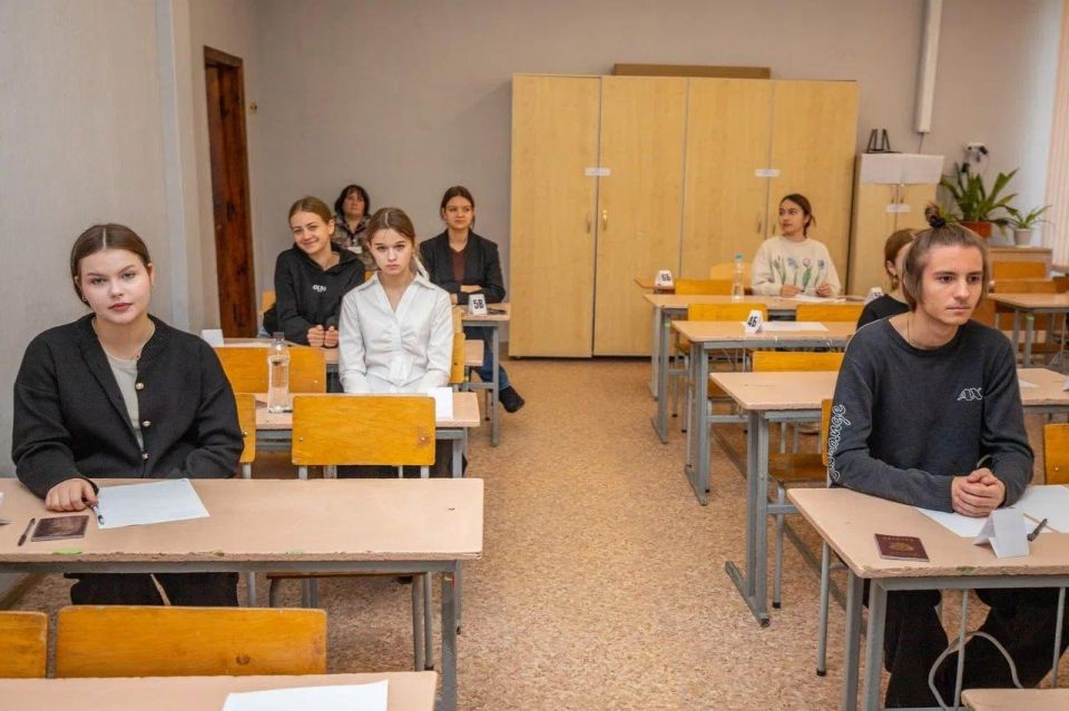 В школах ЛНР прошел пробный единый государственный экзамен В школах ЛНР прошел пробный единый государственный экзамен