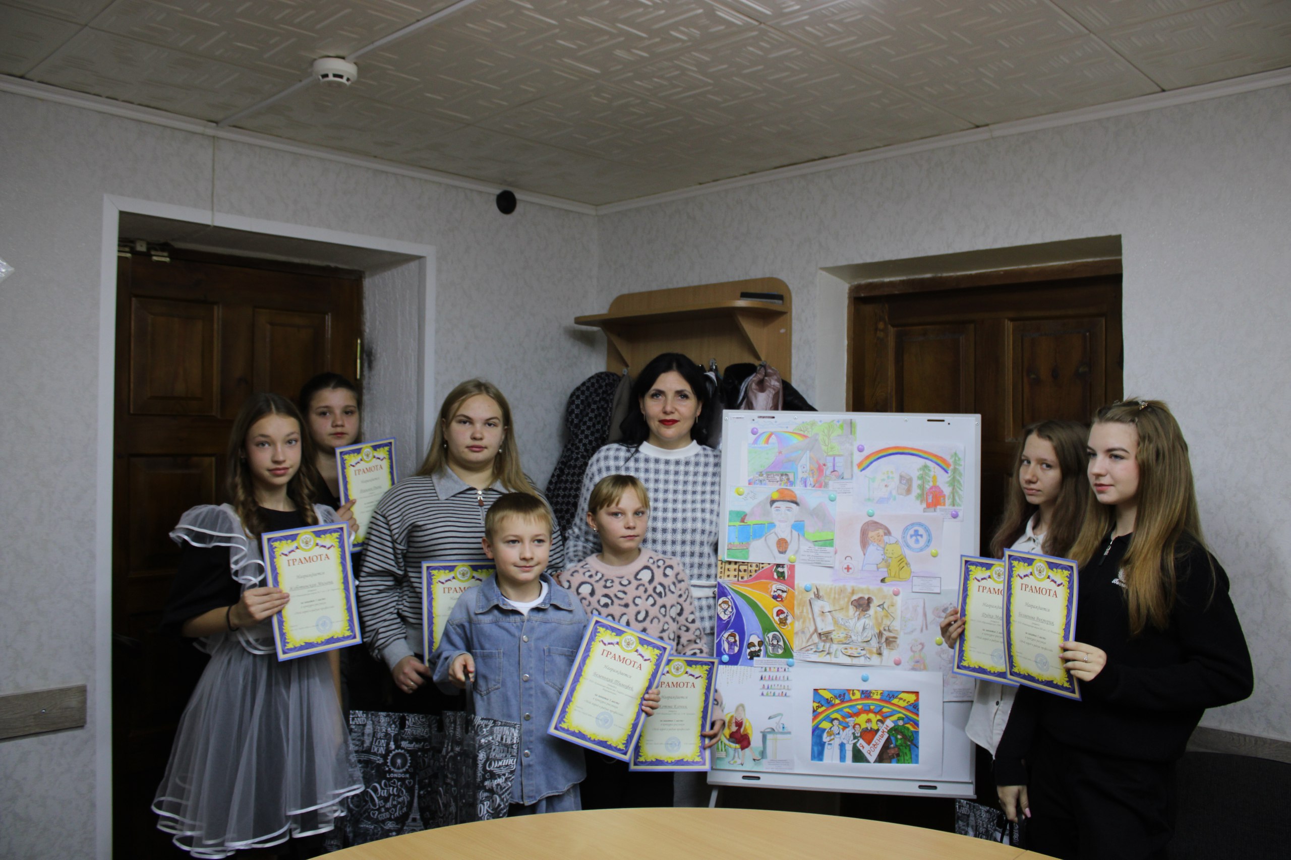 Сегодня при поддержке Совета женщин города Ровеньки "Союза женщин России" в Республиканском центре занятости населения города Ровеньки прошло торжественное награждения победителей ежегодного конкурса рисунка «Мой город в... Сегодня при поддержке Совета женщин города Ровеньки "Союза женщин России" в Республиканском центре занятости населения города Ровеньки прошло торжественное награждения победителей ежегодного конкурса рисунка «Мой город в...