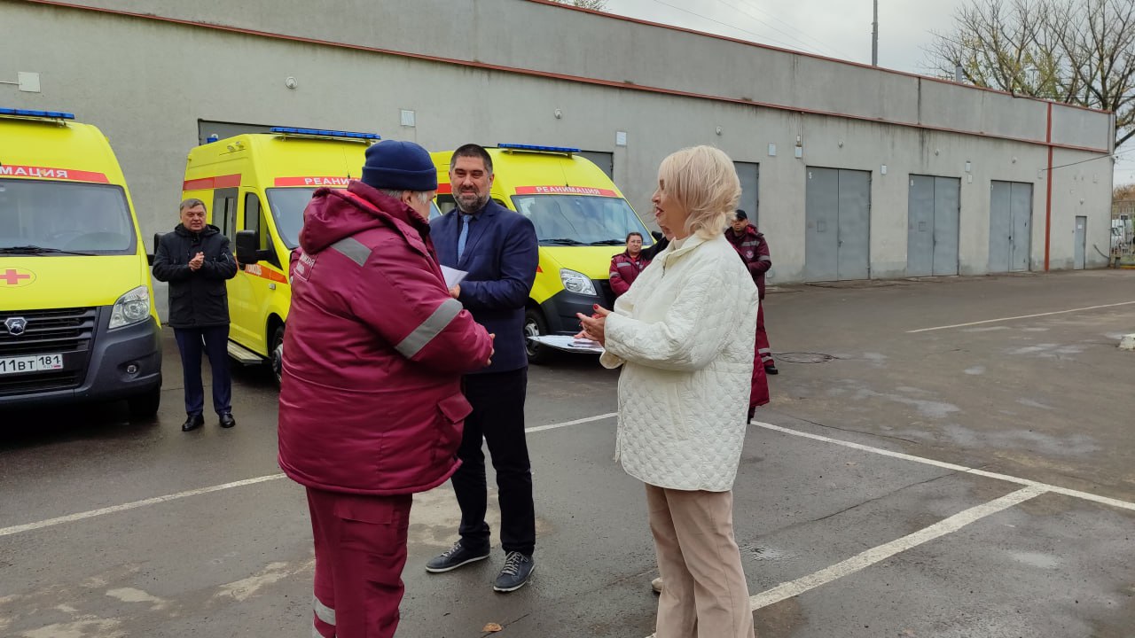 Еще фото с торжественного вручения ключей от автомобилей в Луганском республиканском центре экстренной медицинской помощи и медицины катастроф Еще фото с торжественного вручения ключей от автомобилей в Луганском республиканском центре экстренной медицинской помощи и медицины катастроф