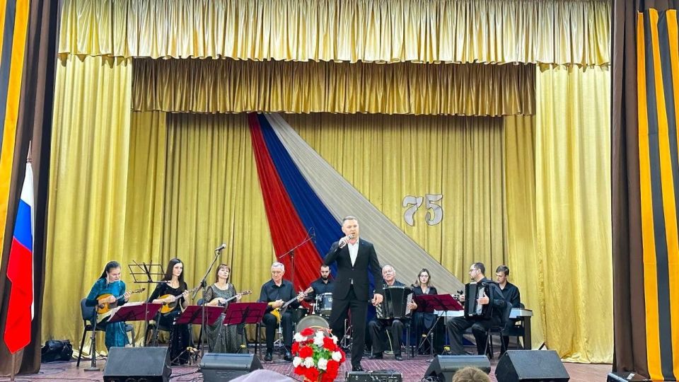 Жители поселка Хрящеватое насладились выступлением артистов Луганской академической филармонии Жители поселка Хрящеватое насладились выступлением артистов Луганской академической филармонии
