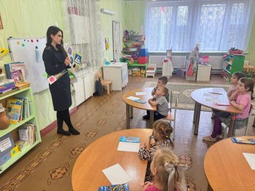 Сотрудники ОГИБДД ОМВД России «Краснодонский» провели познавательное занятие с воспитанниками детского сада "Ивушка", посвящённое правилам дорожного движения и безопасному поведению на дороге