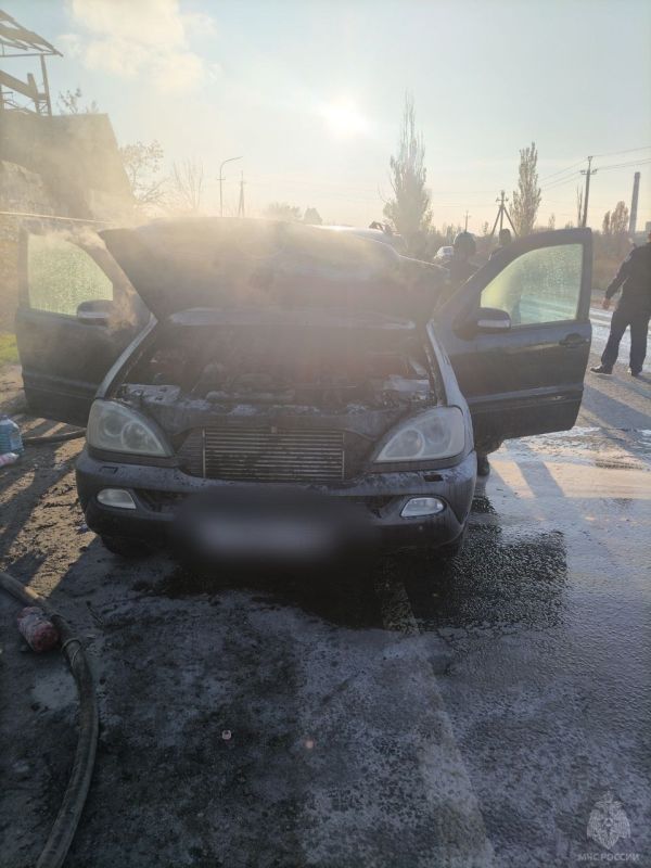 Спасатели МЧС России ликвидировали загорание автомобиля в Лутугино Спасатели МЧС России ликвидировали загорание автомобиля в Лутугино