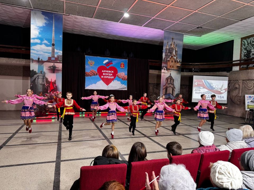 Россия – симфония народов. 30 октября в Центре культуры города Алчевска прошёл праздничный концерт «Россия – симфония народов», посвященный Дню народного единства Россия – симфония народов. 30 октября в Центре культуры города Алчевска прошёл праздничный концерт «Россия – симфония народов», посвященный Дню народного единства