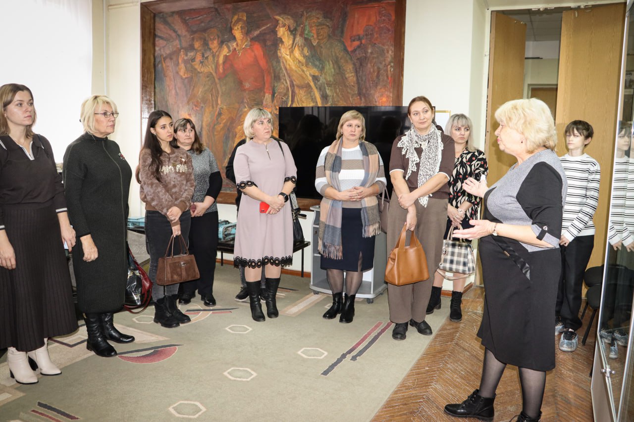 Стаханов встречал участников Республиканской конференции по вопросам трудового воспитания молодежи Стаханов встречал участников Республиканской конференции по вопросам трудового воспитания молодежи