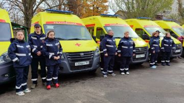 Еще фото с торжественного вручения ключей от автомобилей в Луганском республиканском центре экстренной медицинской помощи и медицины катастроф