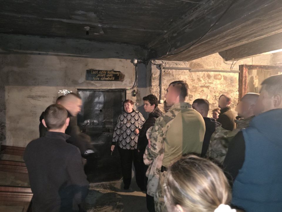 В стенах музея «Памяти погибших», где каждый экспонат дышит историей и хранит в себе отголоски героических подвигов, прошла особенная встреча В стенах музея «Памяти погибших», где каждый экспонат дышит историей и хранит в себе отголоски героических подвигов, прошла особенная встреча