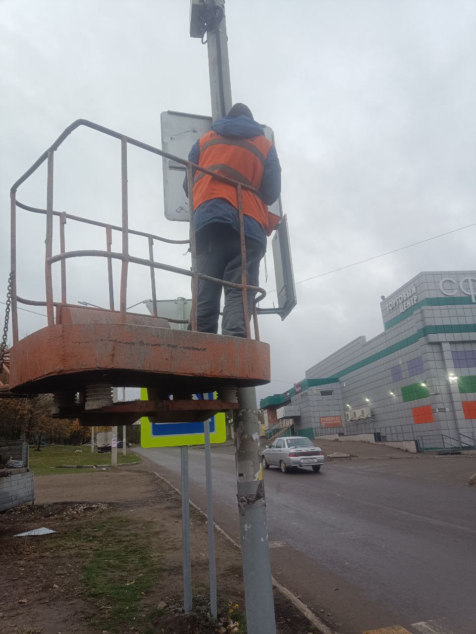 Коммунальные службы проводят работы на территории города Коммунальные службы проводят работы на территории города