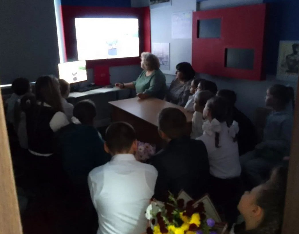 В историческом музее в рамках проекта «Герои Отечества» состоялась музыкально-патриотическая игра «Угадай мелодию по страницам песен военных лет» В историческом музее в рамках проекта «Герои Отечества» состоялась музыкально-патриотическая игра «Угадай мелодию по страницам песен военных лет»