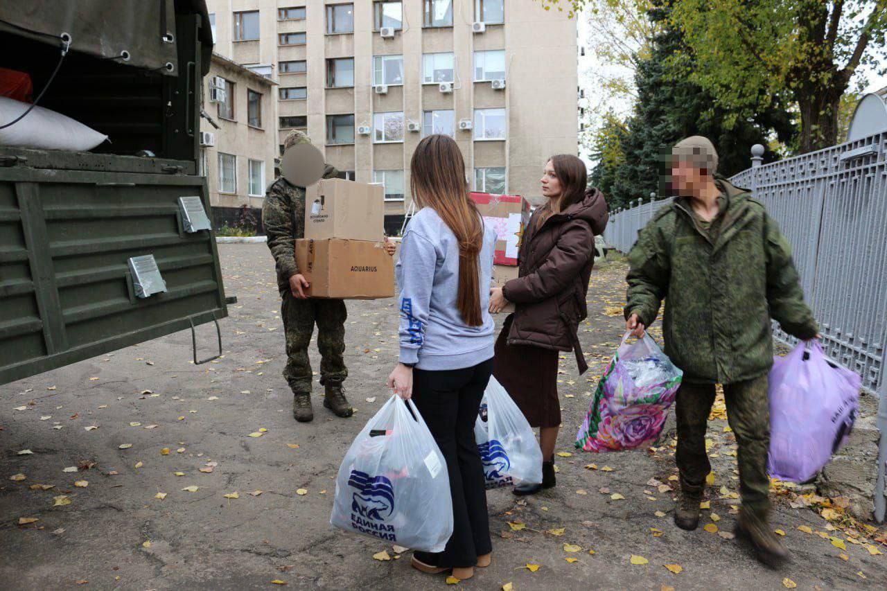 Zа Победу: Антрацитовские единороссы передали гуманитарную помощь и выпечку участникам СВО ко Дню народного единства Zа Победу: Антрацитовские единороссы передали гуманитарную помощь и выпечку участникам СВО ко Дню народного единства