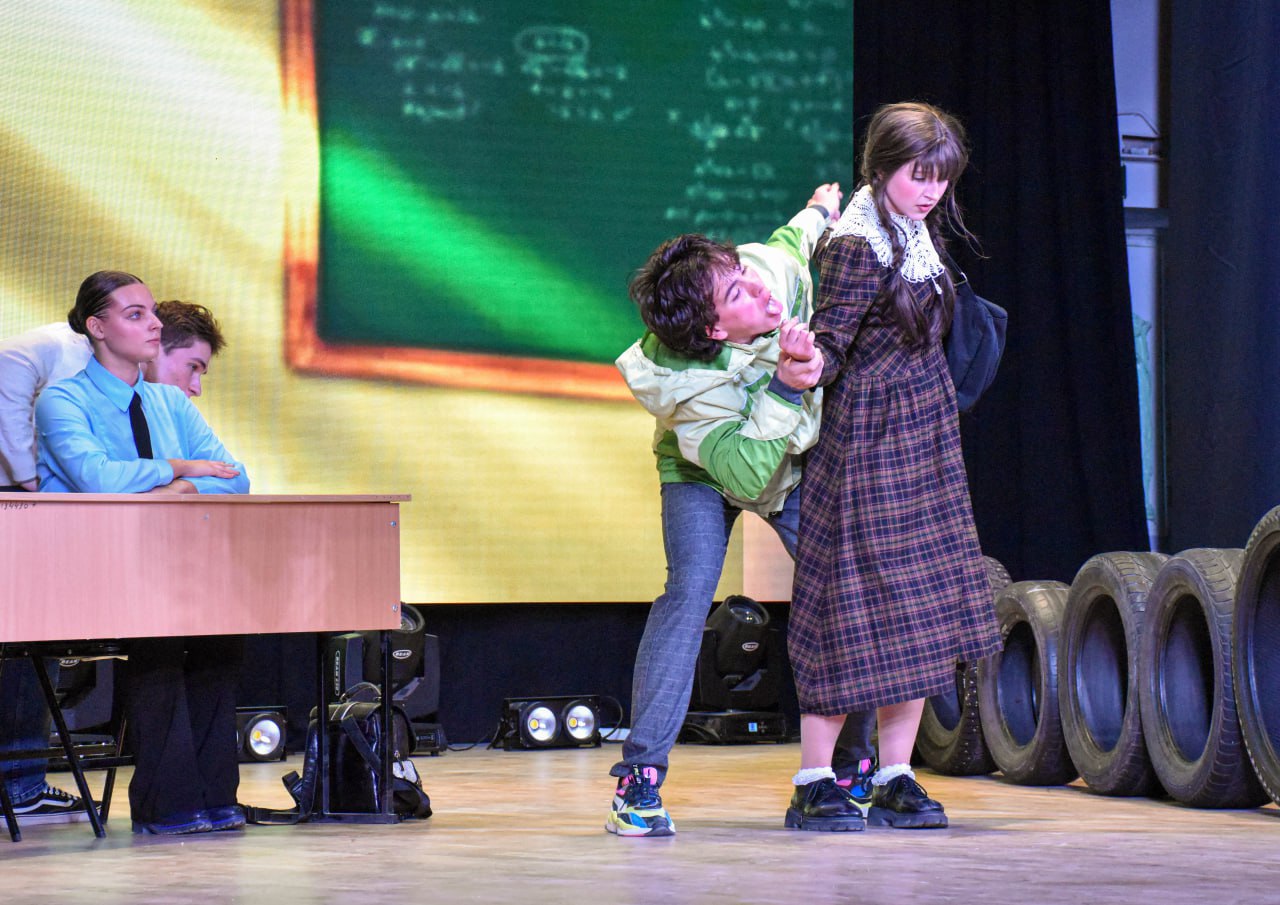 «Детки из клетки»: молодежный спектакль о свободе и взрослении «Детки из клетки»: молодежный спектакль о свободе и взрослении