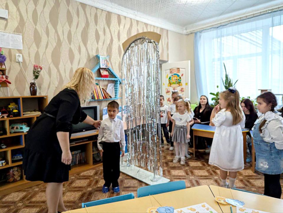 Сегодня в детском саду «Ладушки» прошло открытое занятие кружковой деятельности «Английский для дошколят» Сегодня в детском саду «Ладушки» прошло открытое занятие кружковой деятельности «Английский для дошколят»