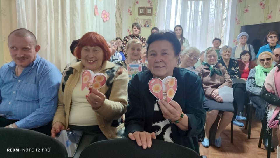 "Муха-Цокотуха" подарила радость в Ровеньковском КЦСОН! "Муха-Цокотуха" подарила радость в Ровеньковском КЦСОН!